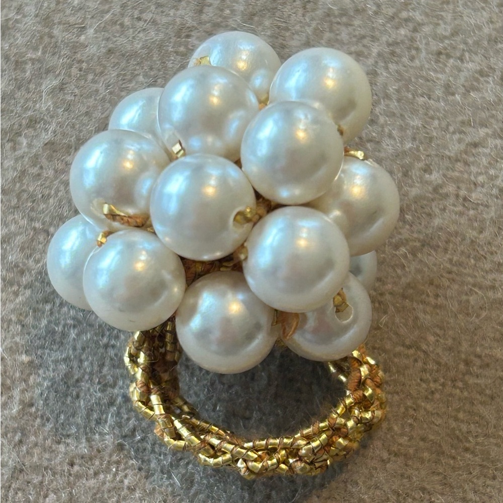 Vintage Pearl Cluster Ring one size - elastic band. Festive cocktail ring! - Picture 5 of 5